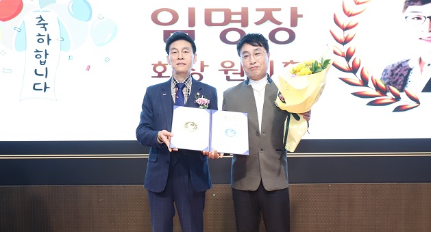 전북문화예술인협회 1주년기념 임규철( 전북문화예술인협회 명예회장)으로부터 회장(원기후) 임명장를 받고 있다.