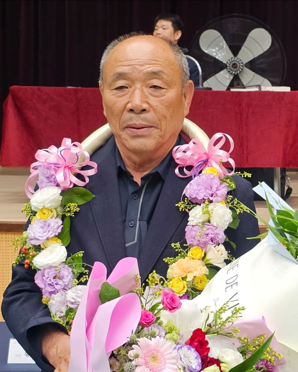 오교율 당선인이 기념촬영을 하고 있다.