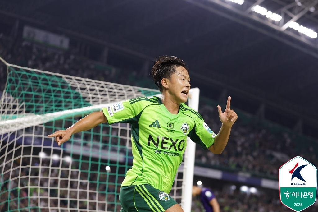 지난 8일 전주월드컵경기장에서 열린 안양과의 경기에서 이승우 전북현대 선수가 극장골을 터트리고 환호하고 있다./한국프로축구연맹