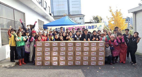 전주시 효자2동이 겨울을 앞두고 관내 소외계층 130세대에 김장김치를 전달하며 이웃사랑을 실천했다.