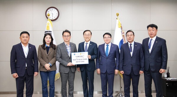 전북특별자치도의회 의원들이 지난 20일 국토교통부를 방문해 김윤덕 장관을 만나 서해안철도의 국가계획 반영을 요청하고 있다.