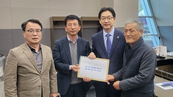 완주-전주통합반대 완주군민대책위원회 송병주 상임대표와 전북특별자치도의회 권요안 의원, 이돈승 자문위원이 지난 20일 지방시대위원회 김경수 위원장에게 ‘완주-전주 행정통합 철회 및 관련 법령 개정 촉구 건의문’을 공식 전달하고 있다.