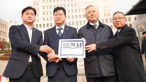 더불어민주당 안호영 국회의원을 비롯해 김문수·윤종군·이재강 의원이 24일 서울 서초구 대법원 앞에서 김용 전 민주연구원 부원장 사건의 조속한 선고를 촉구하고 있다.