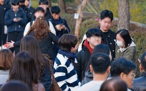 수능 시험장 나서는 수험생 맞이하는 가족들